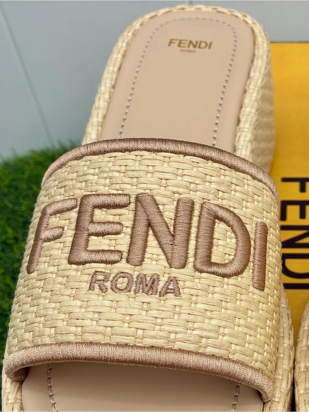 FENDI SUNSHINE NATURAL RAFFIA PLATFORM SLIDE SANDALS EMBROIDERED LOGO SZ 40 NEW